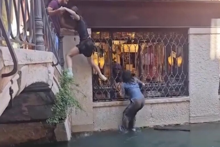 Gondola si ribalta a Venezia