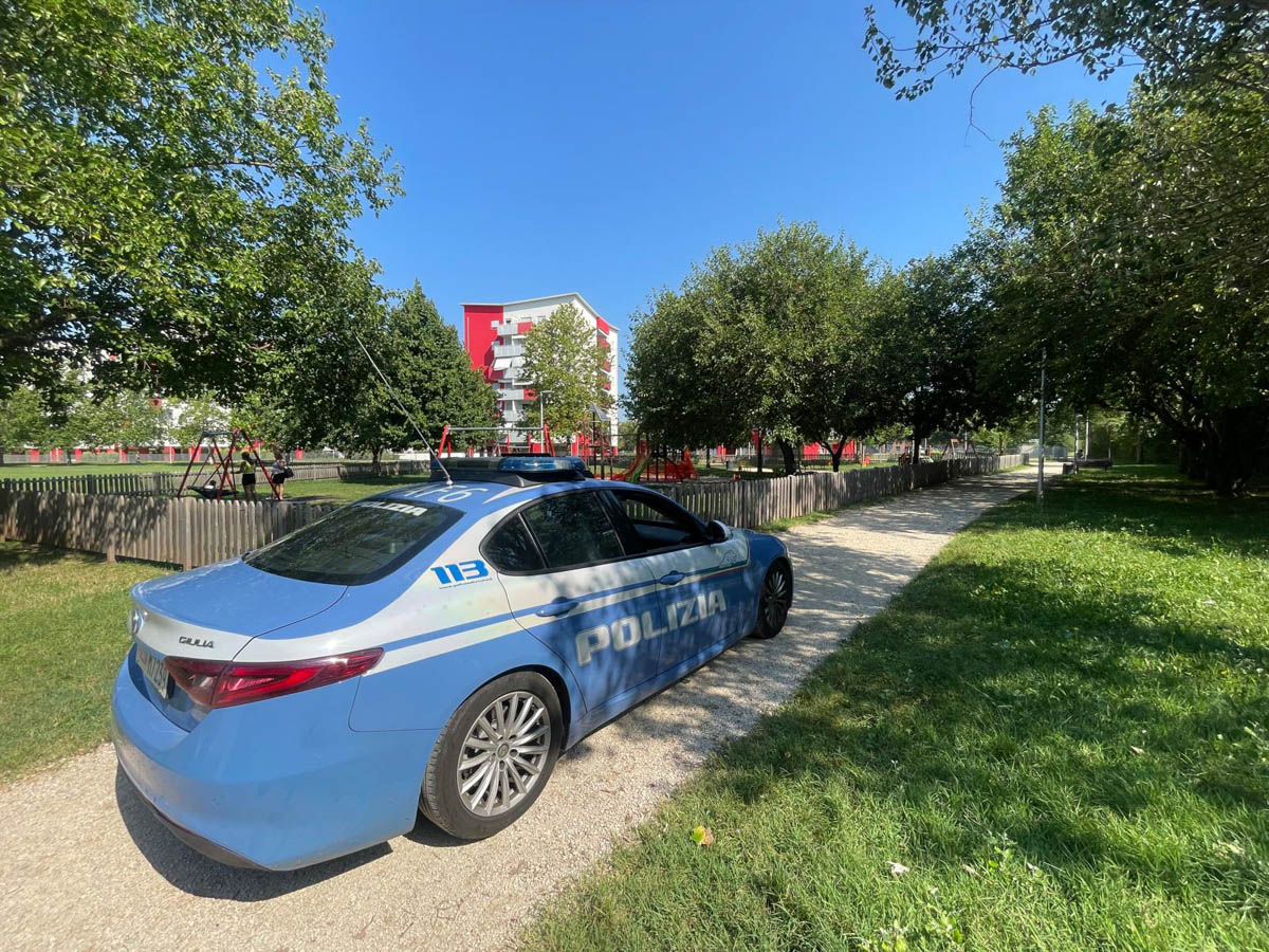 Polizia atti osceni luogo pubblico