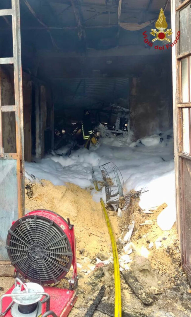 Incendio Sanguinetto - Vigili del fuoco - mobilificio