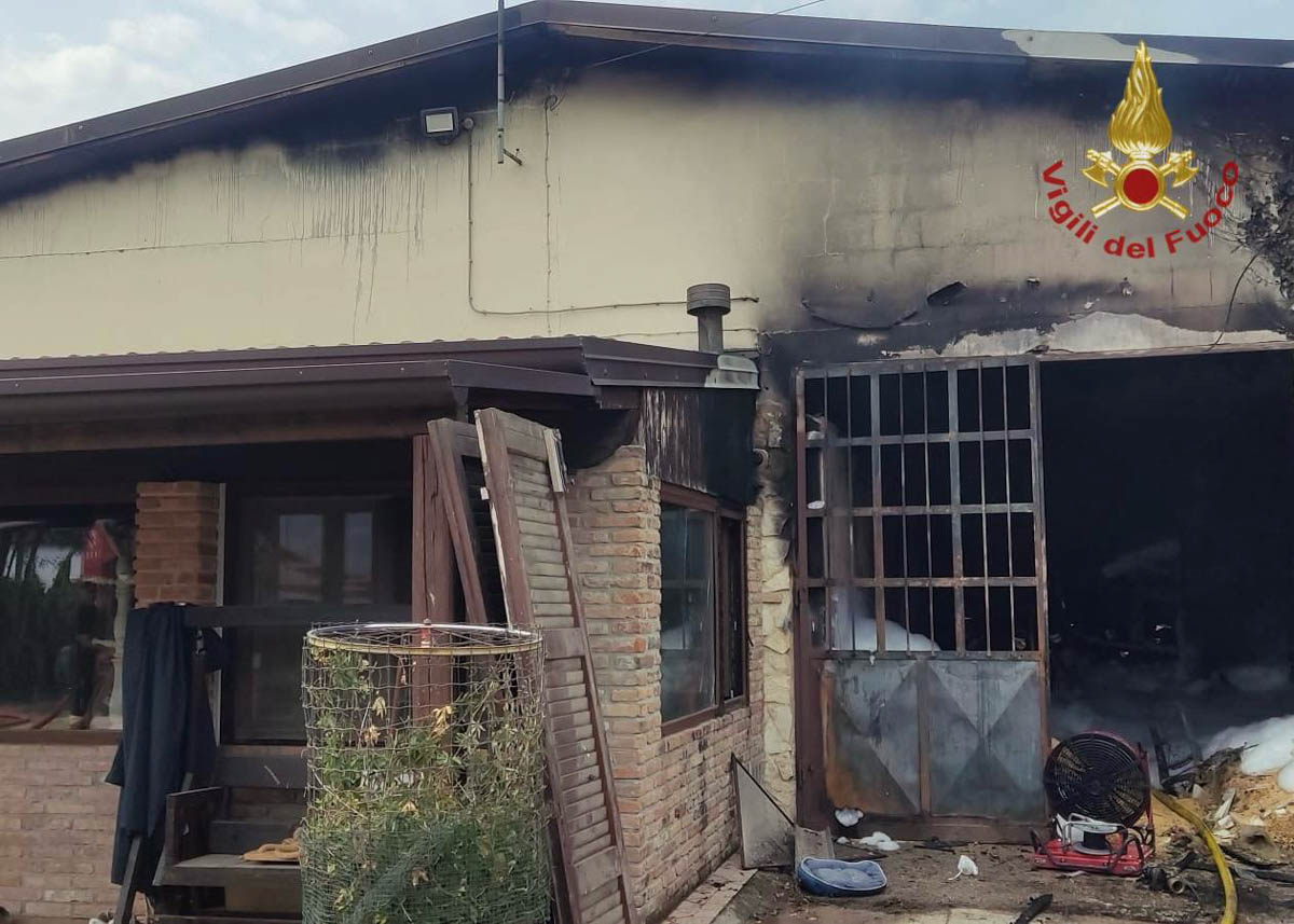 Incendio Sanguinetto - Vigili del fuoco - mobilificio