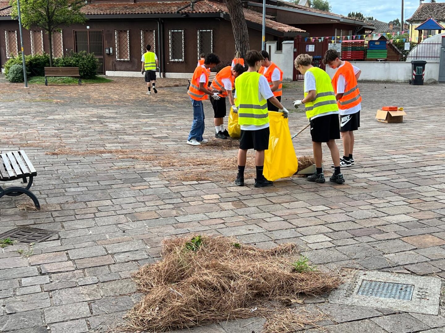Ragazzi e ragazze durante gli interventi 2