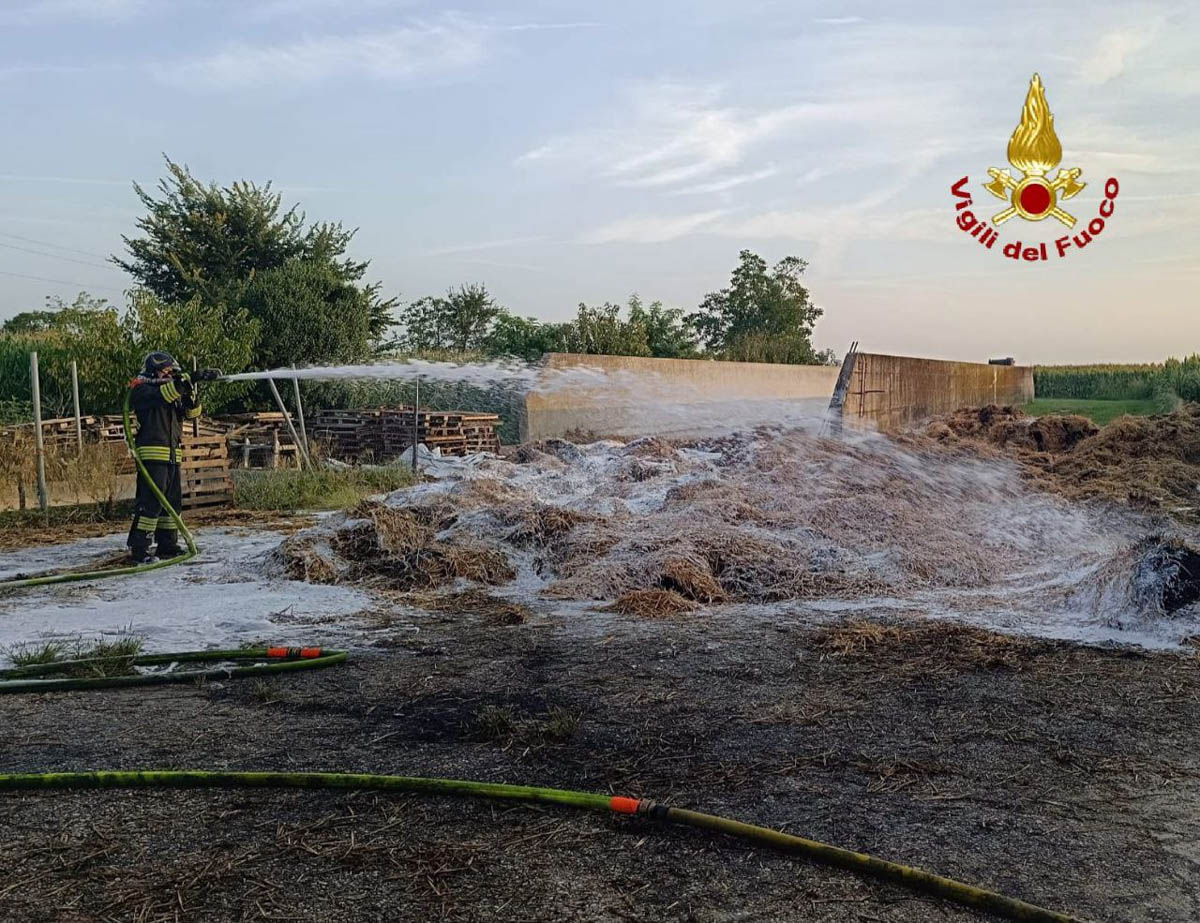 Vigili del fuoco - Incendio fienile Albaredo d'Adige