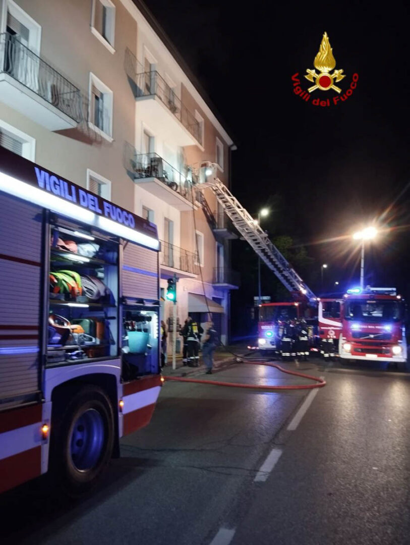 Vigili del fuoco in azione nelle prime ore di sabato 16 agosto 2025 in via San Marco a Verona