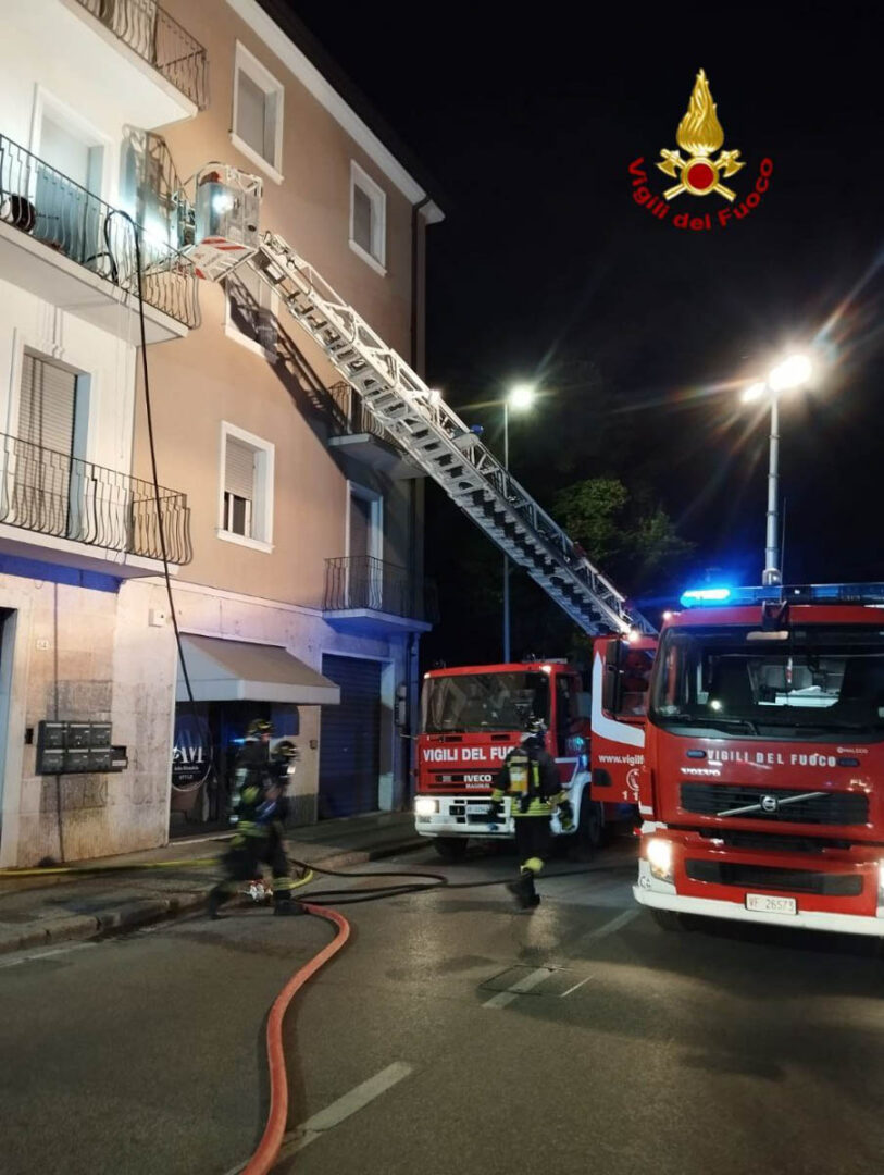 Vigili del fuoco in azione nelle prime ore di sabato 16 agosto 2025 in via San Marco a Verona