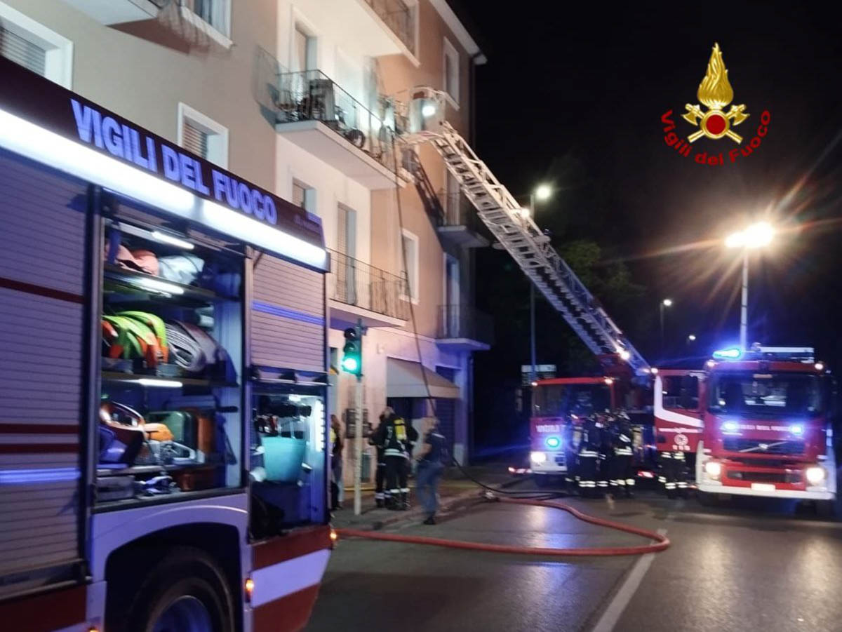 Vigili del fuoco in azione nelle prime ore di sabato 16 agosto 2025 in via San Marco a Verona