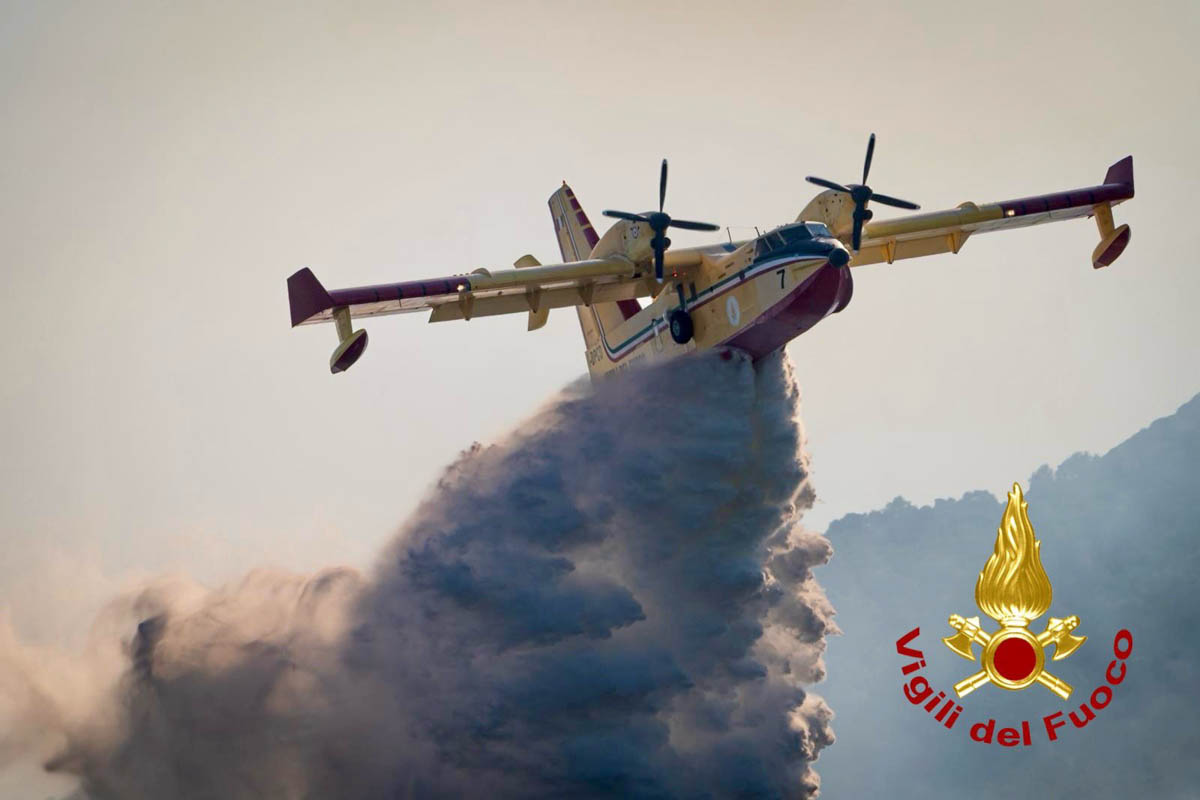 Vigili del fuoco - un canadair in azione