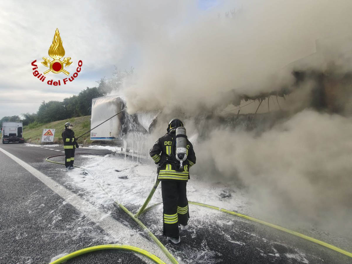 incendio a4 camion Sommacampagna vigili del fuoco