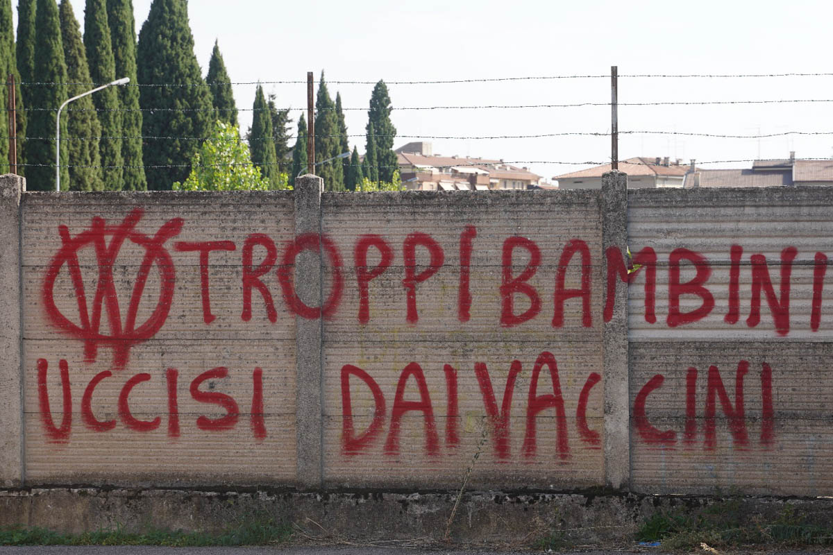 no-vax chievo cimitero