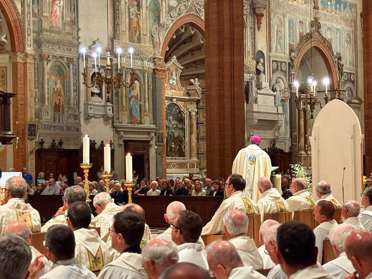 Il vescovo di Verona Domenico Pompili consegna la lettera pastorale 2025 "Sul limite"