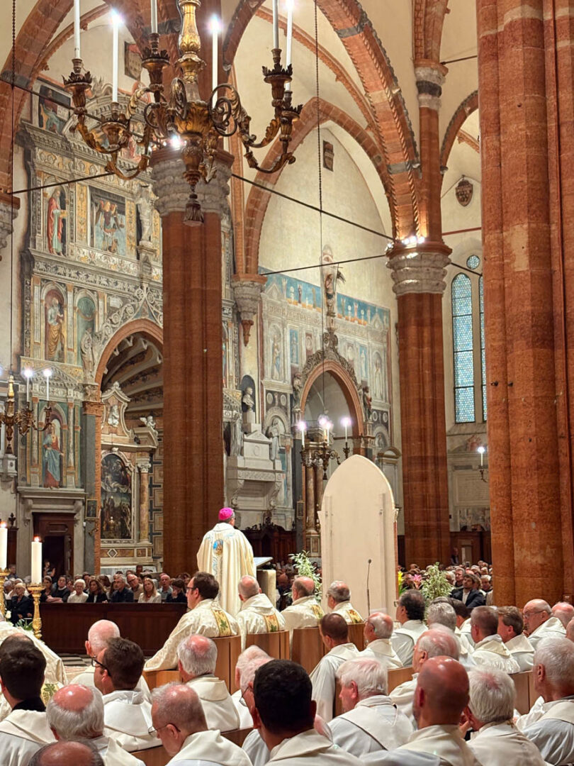 Il vescovo di Verona Domenico Pompili consegna la lettera pastorale 2025 "Sul limite"