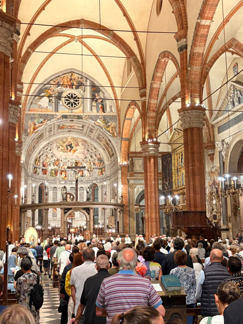 Il vescovo di Verona Domenico Pompili consegna la lettera pastorale 2025 "Sul limite"