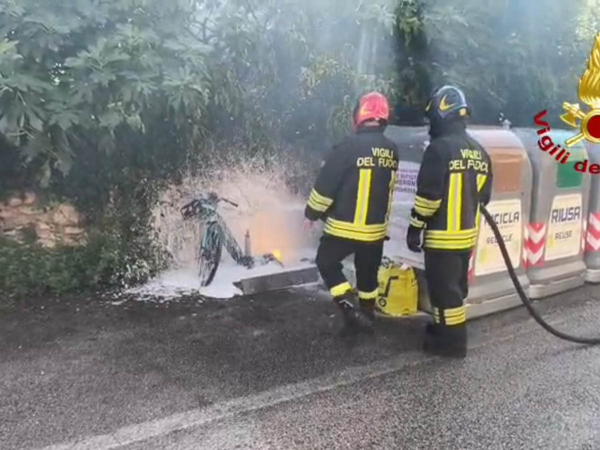 Vigili del fuoco - Incendio bici elettrica Dott Porto San Pancrazio