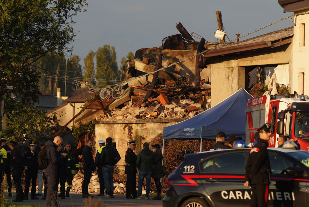 Carabinieri Castel d'Azzano esplosione casolare
