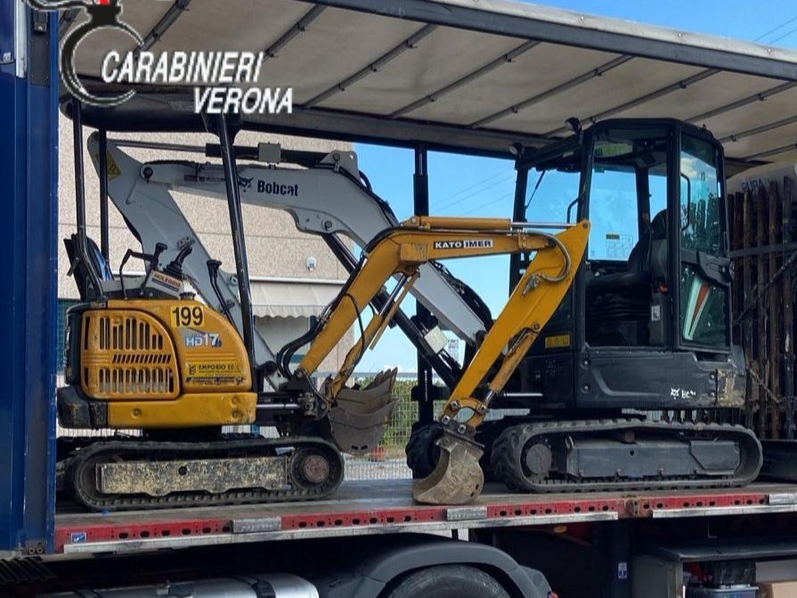 Gli escavatori rubati ritrovati dai Carabinieri a Sona