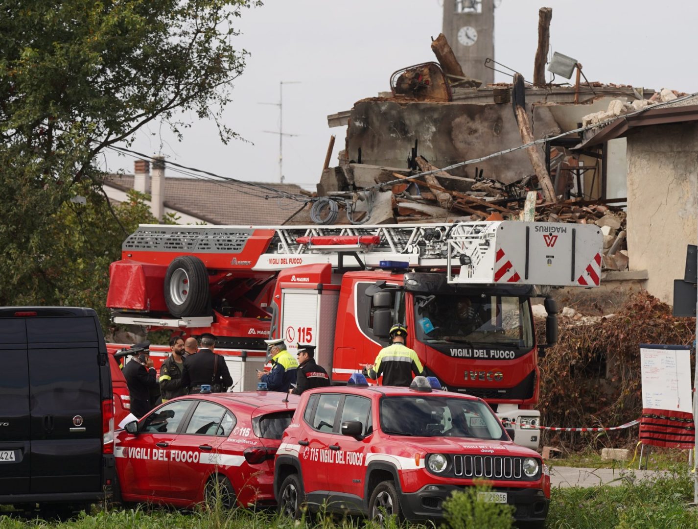Carabinieri Castel d'Azzano esplosione casolare AS