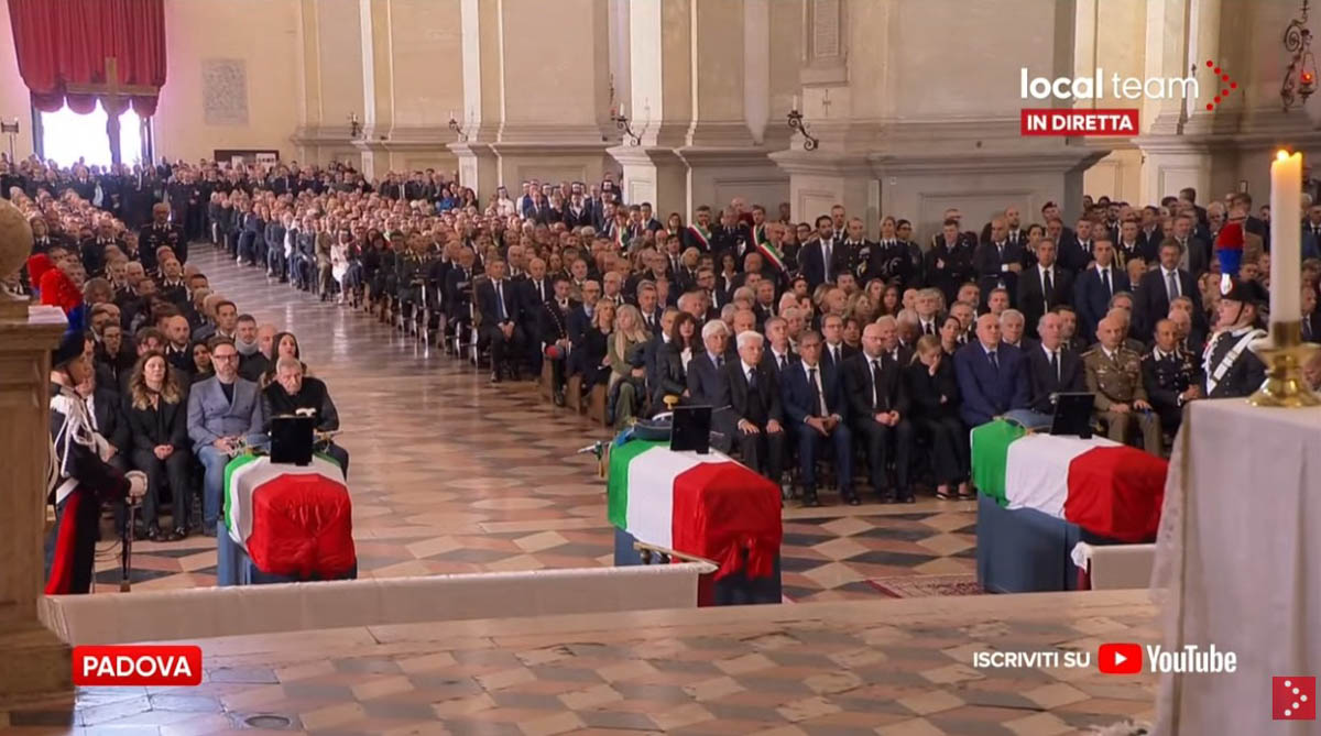I funerali di Stato dei tre carabinieri morti a Castel d'Azzano. Diretta video trasmessa da Local Team