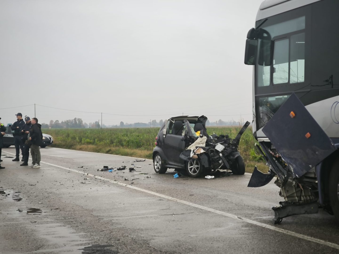 Frontale Vigasio incidente auto-autobus (1)