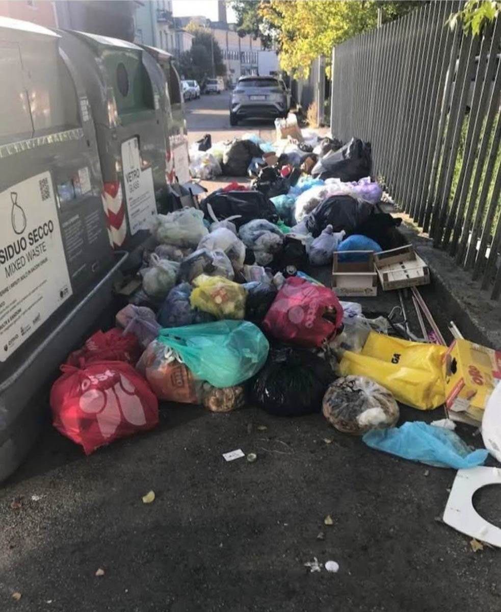 Immondizia sul marciapiede a San Michele Extra (foto diffusa dai consiglieri di Fare con Tosi e Verona Domani della Settima Circoscrizione)