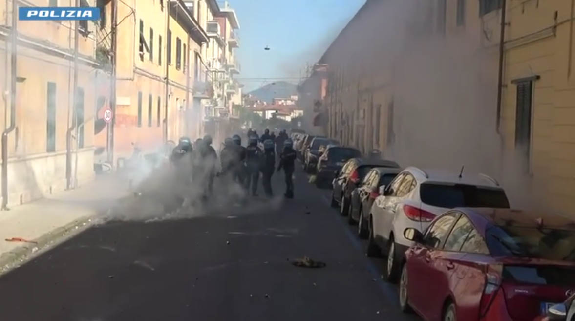 Polizia scontri Pisa-Hellas