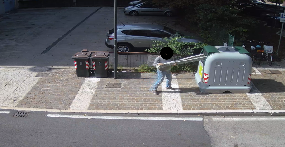 Neon cassonetti vetro Sanzione via Stegagno San Martino Buon Albergo