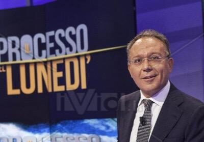 La Rai ha annunciato il licenziamento di Enrico Varriale, ex vicedirettore di Rai Sport e volto storico delle trasmissioni calcistiche del servizio pubblico. La decisione è stata comunicata dal direttore di Rai Sport, Paolo Petrecca, con una nota indirizzata al comitato di redazione: «Il rapporto tra la Rai e il collega Enrico Varriale è stato risolto per giusta causa». Il provvedimento arriva dopo anni di sospensione cautelare e vicende giudiziarie che hanno coinvolto il giornalista. A giugno 2025, il tribunale di Roma lo ha condannato in primo grado a 10 mesi di reclusione con pena sospesa per stalking e lesioni nei confronti dell’ex compagna, oltre al risarcimento di 6mila euro e all’obbligo di partecipare a un percorso di recupero per uomini autori di violenza. In parallelo, Varriale è indagato in un altro procedimento con accuse simili legate a una successiva relazione. Secondo quanto riportato da diverse testate, il licenziamento non sarebbe tuttavia collegato direttamente alle condanne penali, ancora non definitive, ma a comportamenti sul posto di lavoro giudicati gravemente scorretti e ritenuti in violazione degli impegni contrattuali con Viale Mazzini. Per Varriale, che negli ultimi anni aveva già avviato un contenzioso con l’azienda per presunto demansionamento, si apre ora una nuova fase di scontro legale con la Rai.