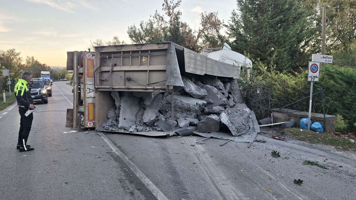 Incidente autoarticolato a Verona in via Belfiore