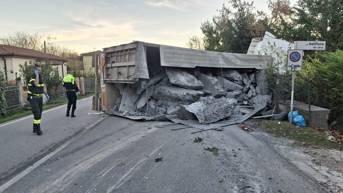 Incidente autoarticolato a Verona in via Belfiore