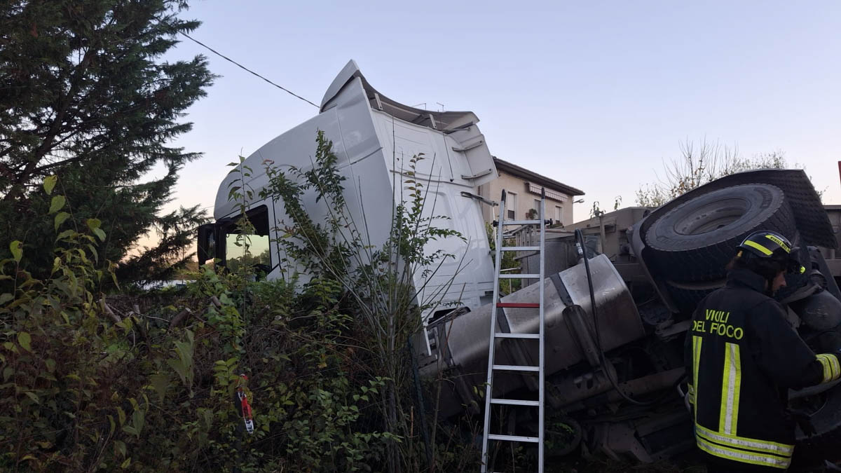 Incidente autoarticolato a Verona in via Belfiore