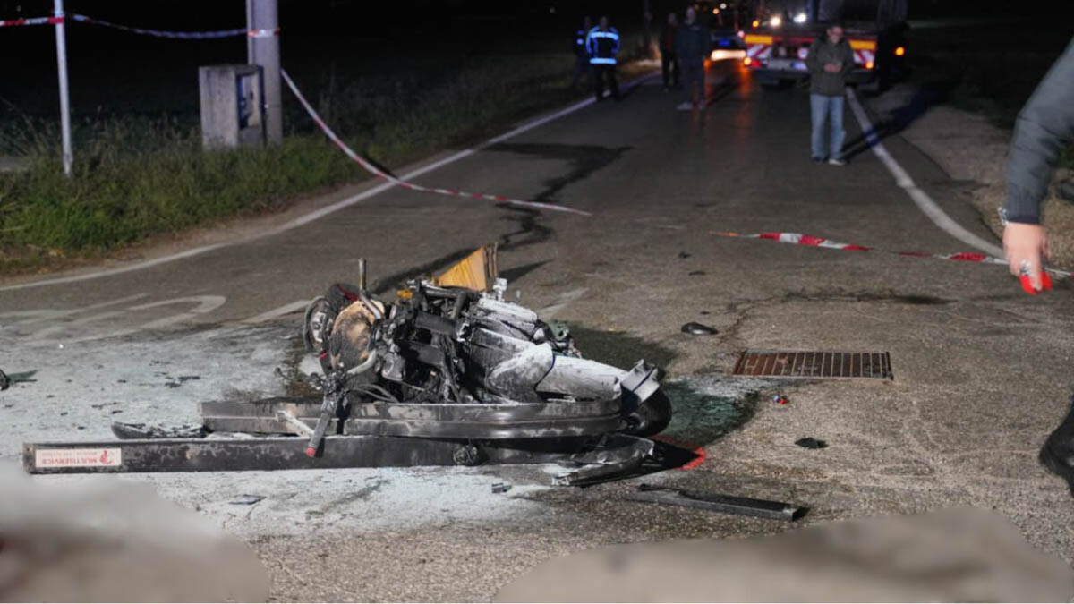 La moto rimasta a terra dopo l'incidente mortale in via Fantoni a Villafranca di Verona