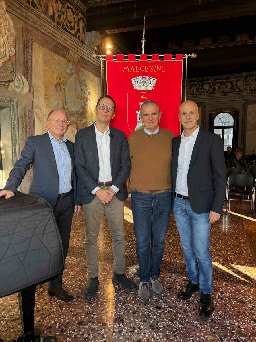 Da sx: Paolo Grigolli, Destination Manager e formatore; Alessandro Bazzanella, direttore Comano Terme e formatore; Giuseppe Benamati, sindaco di Malcesine; Matteo Gazzi, consigliere con delega al Turismo, Commercio e Sviluppo Economico.