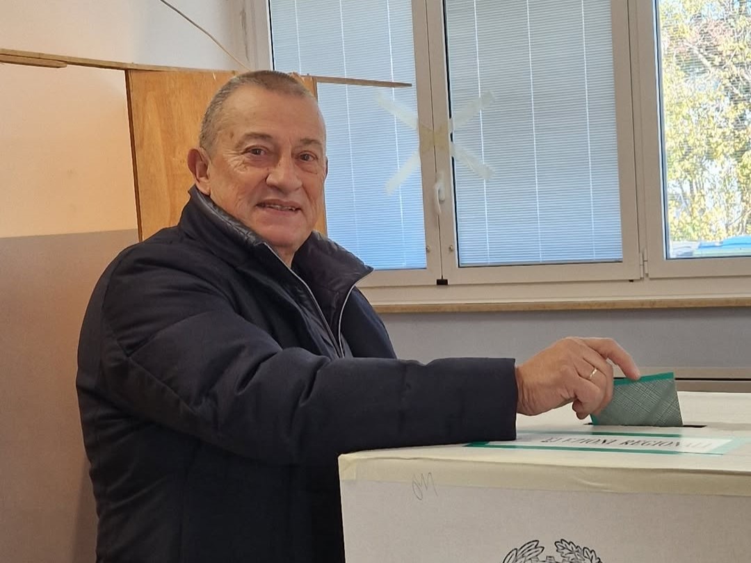 Riccardo Szumski vota per le elezioni regionali 2025