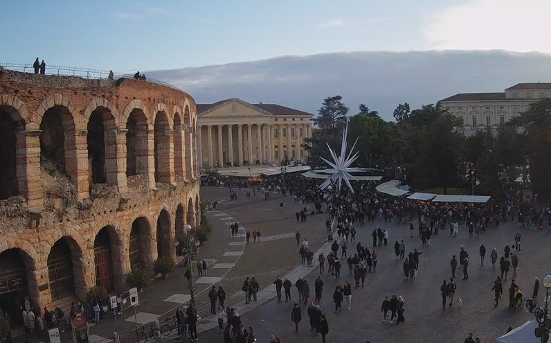 Verona piazza Bra turisti mercatini