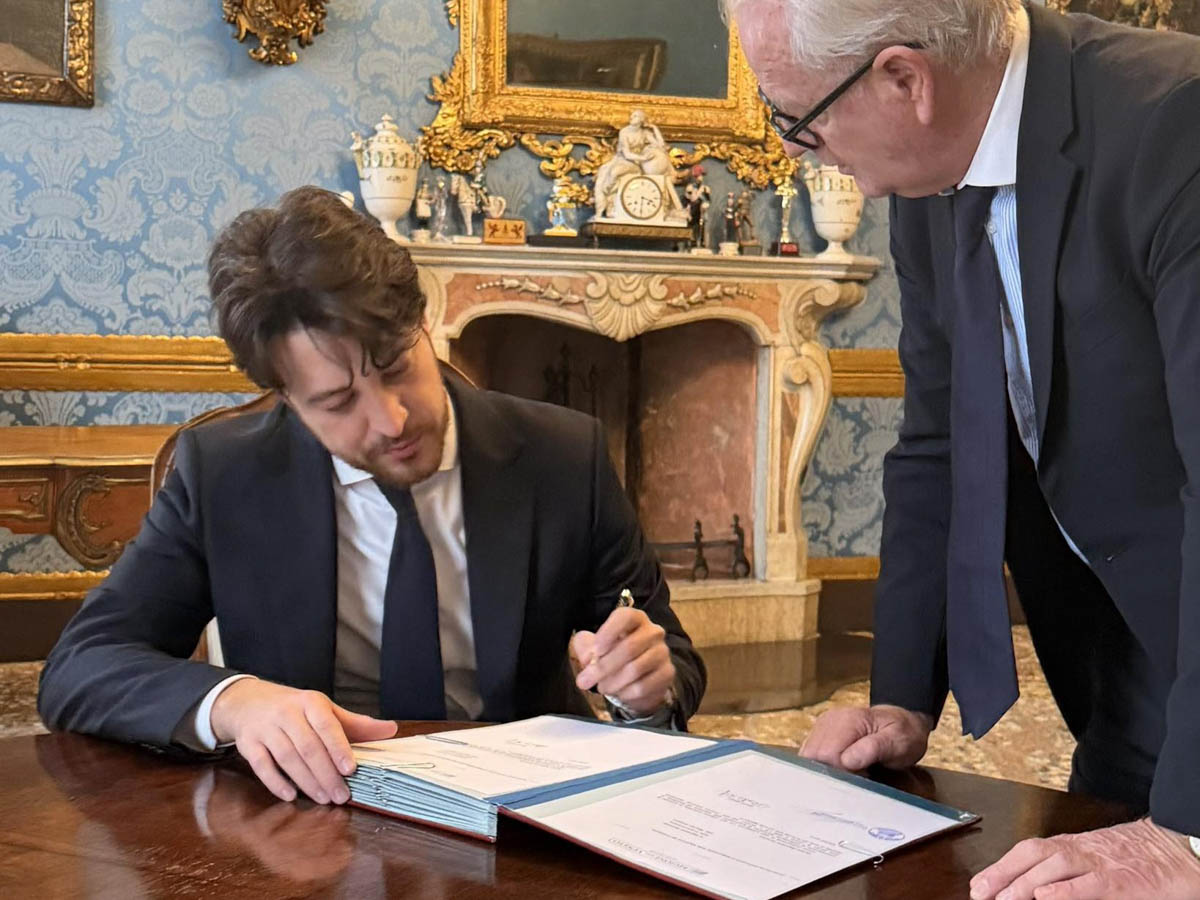 Alberto Stefani firma elezione