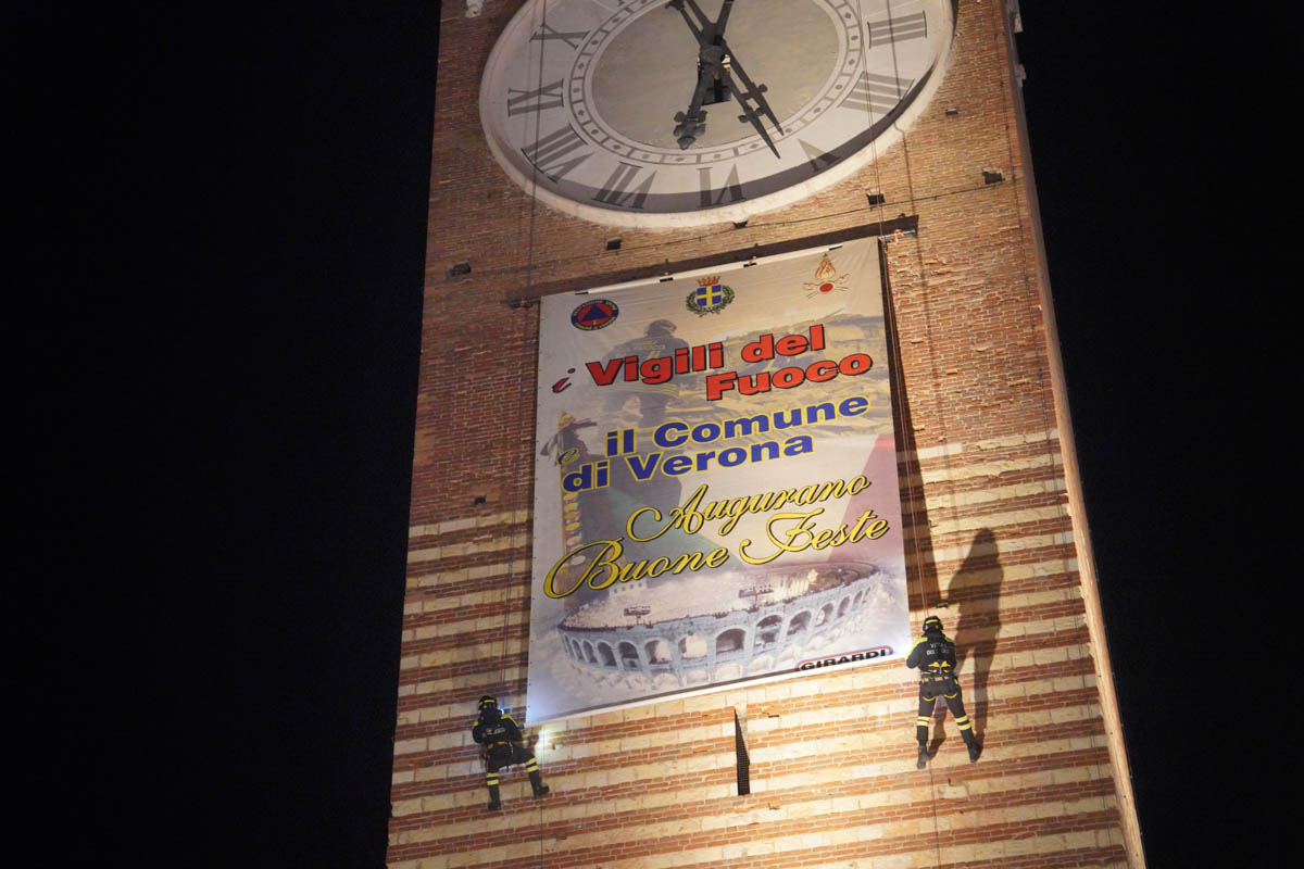 Auguri dei Vigili del fuoco dalla Torre dei Lamberti 2025