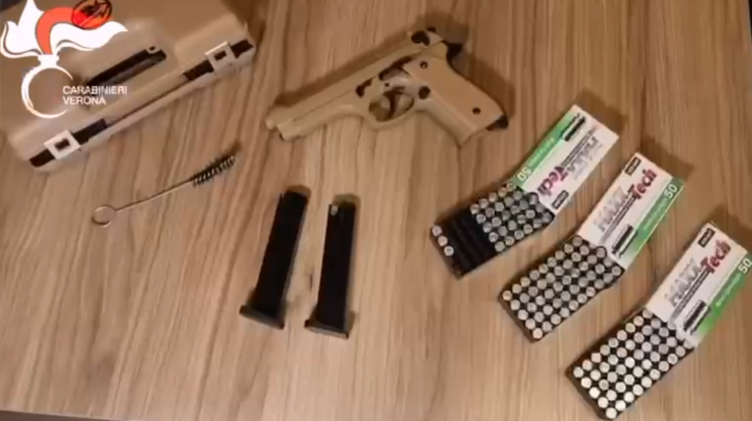 Carabinieri spari Dolcè ciclisti pistola salve