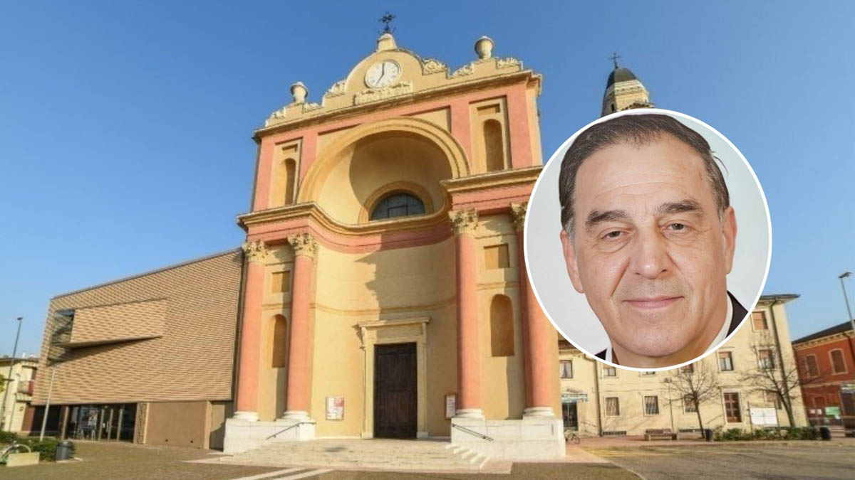 Nel tondo don Giuseppe Bottacini. Sullo sfondo la chiesa parrocchiale di Cadidavid