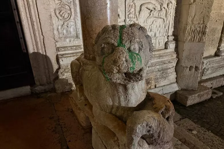 Leoni Basilica San Zeno imbrattati di vernice verde