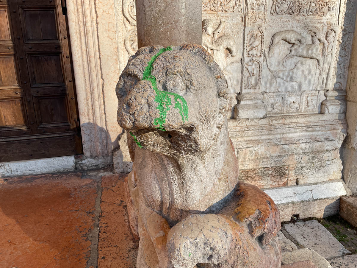 Leoni stilofori di San Zeno vandalizzati con vernice verde nella notte di Natale