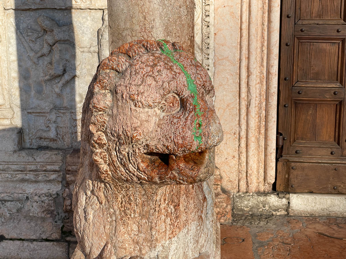 Leoni stilofori di San Zeno vandalizzati con vernice verde nella notte di Natale