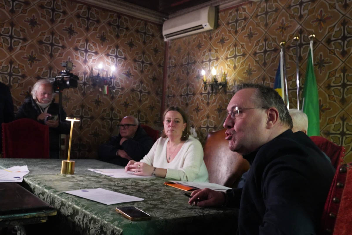 Riunione Associazione Carnevale storico di Verona - Elena Adami al centro, Valerio Corradi sulla destra