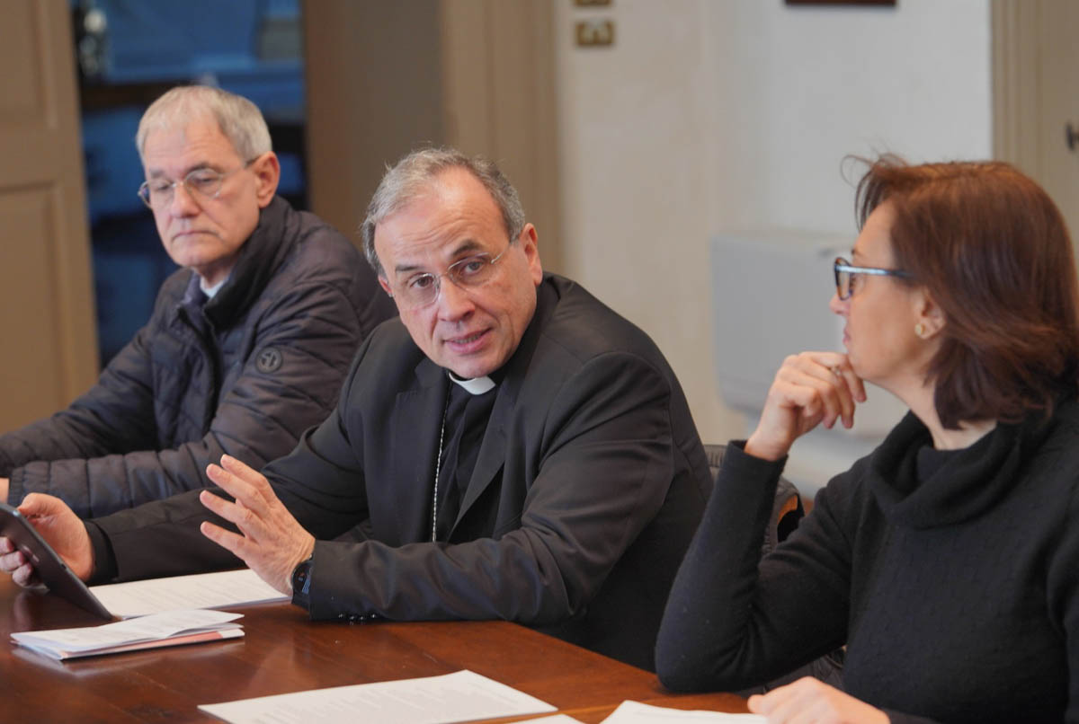 Al centro il vescovo di Verona Domenico Pompili, a sinistra don Diego Righetti, a destra Emanuela Compri