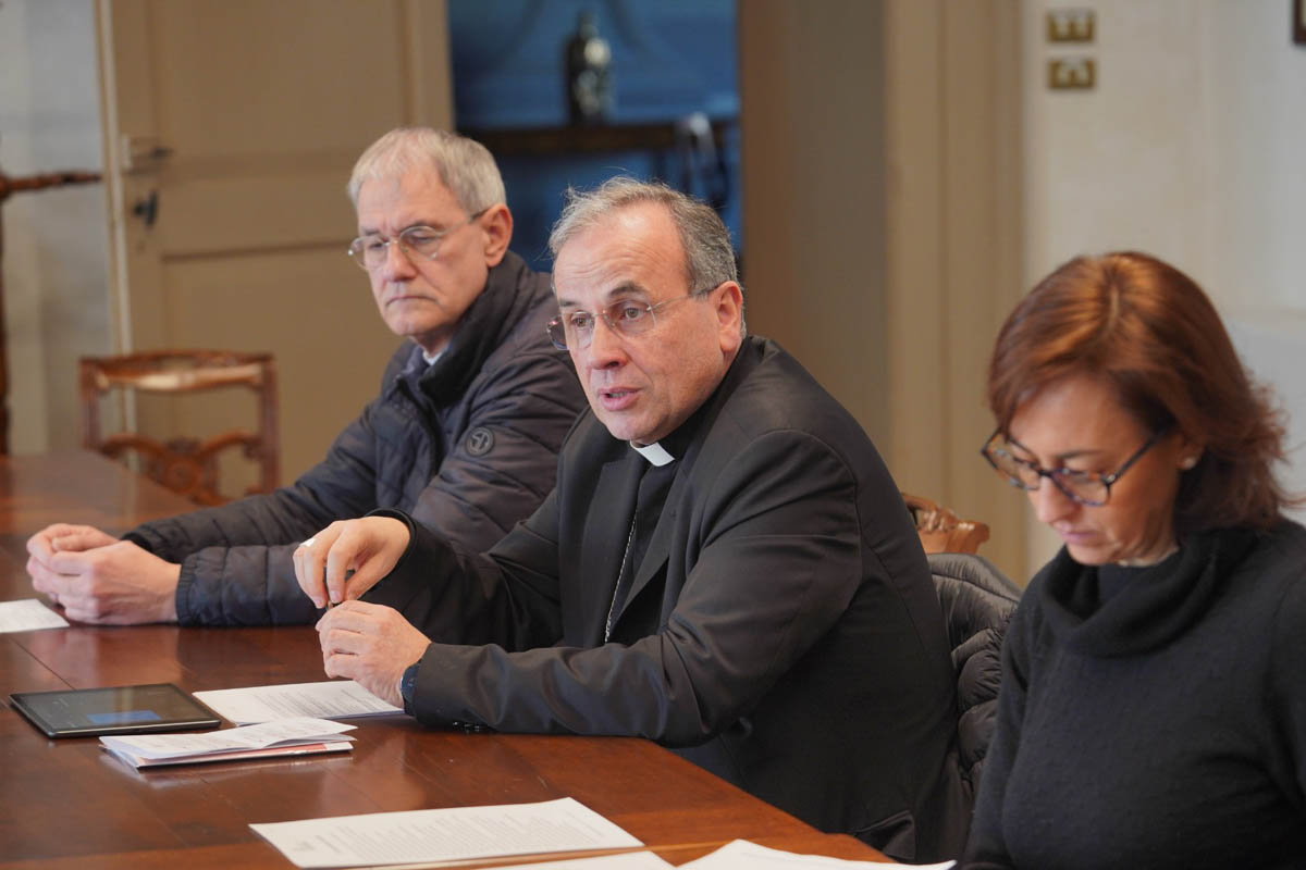 Al centro il vescovo di Verona Domenico Pompili, a sinistra don Diego Righetti, a destra Emanuela Compri