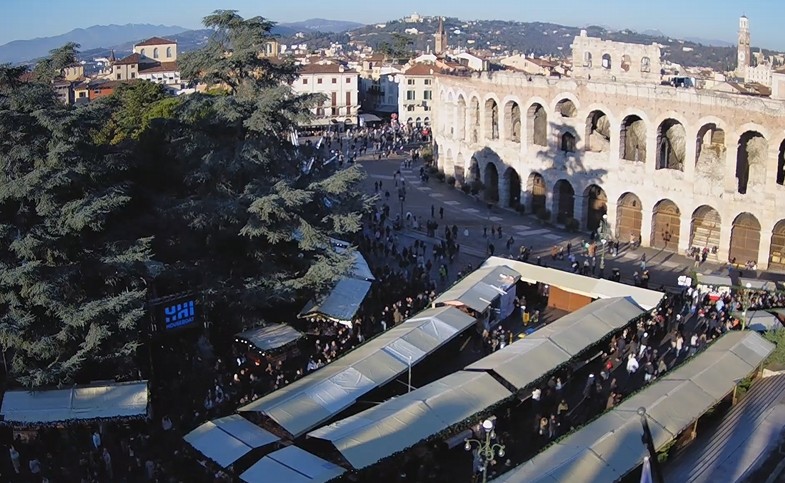 piazza bra turisti mercatini natale 14.12.2025