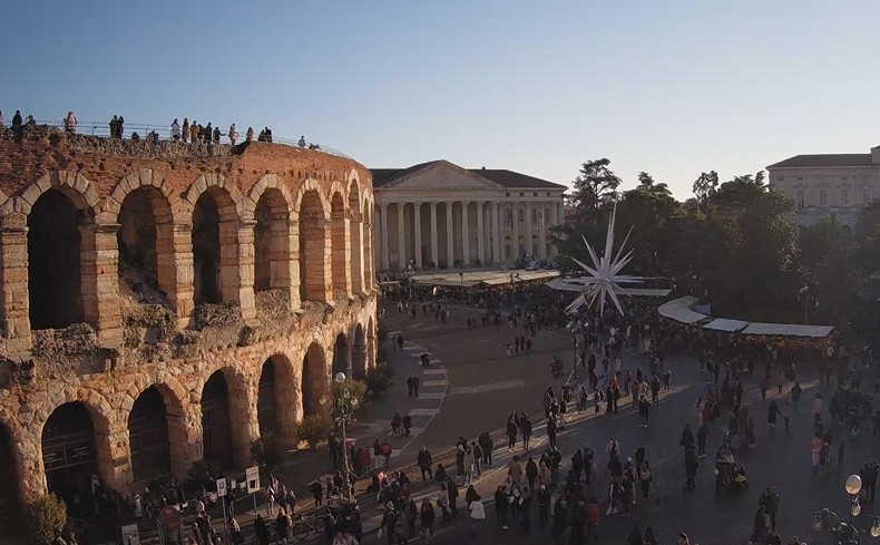 piazza bra turisti mercatini natale 14.12.2025