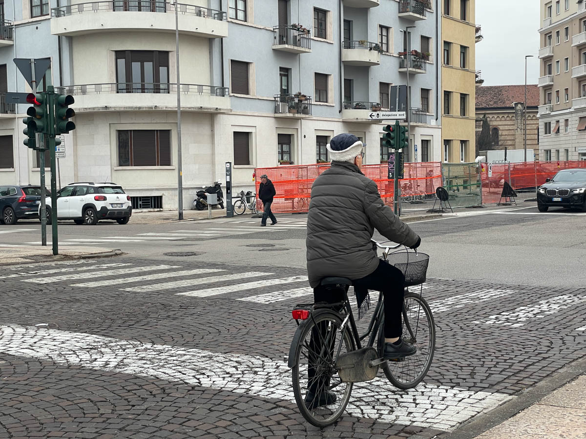 Verona, bici bicicletta ciclista su ponte della Vittoria (13 gennaio 2026)