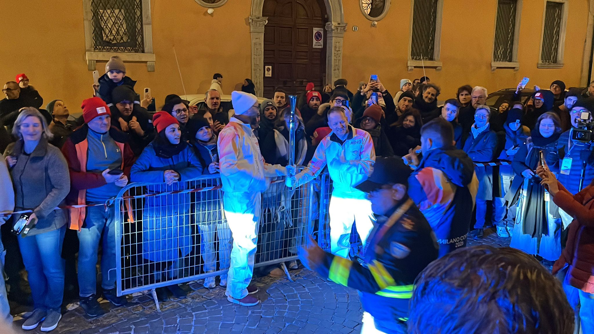 Fiamma olimpica a Verona: il palestinese Aziz Abu Sarah e l'israeliano Maoz Inon