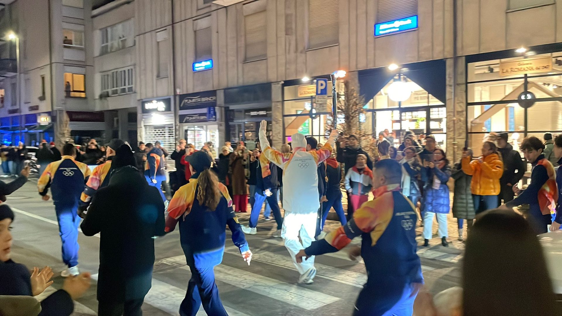 Fiamma olimpica a Verona: un tedoforo