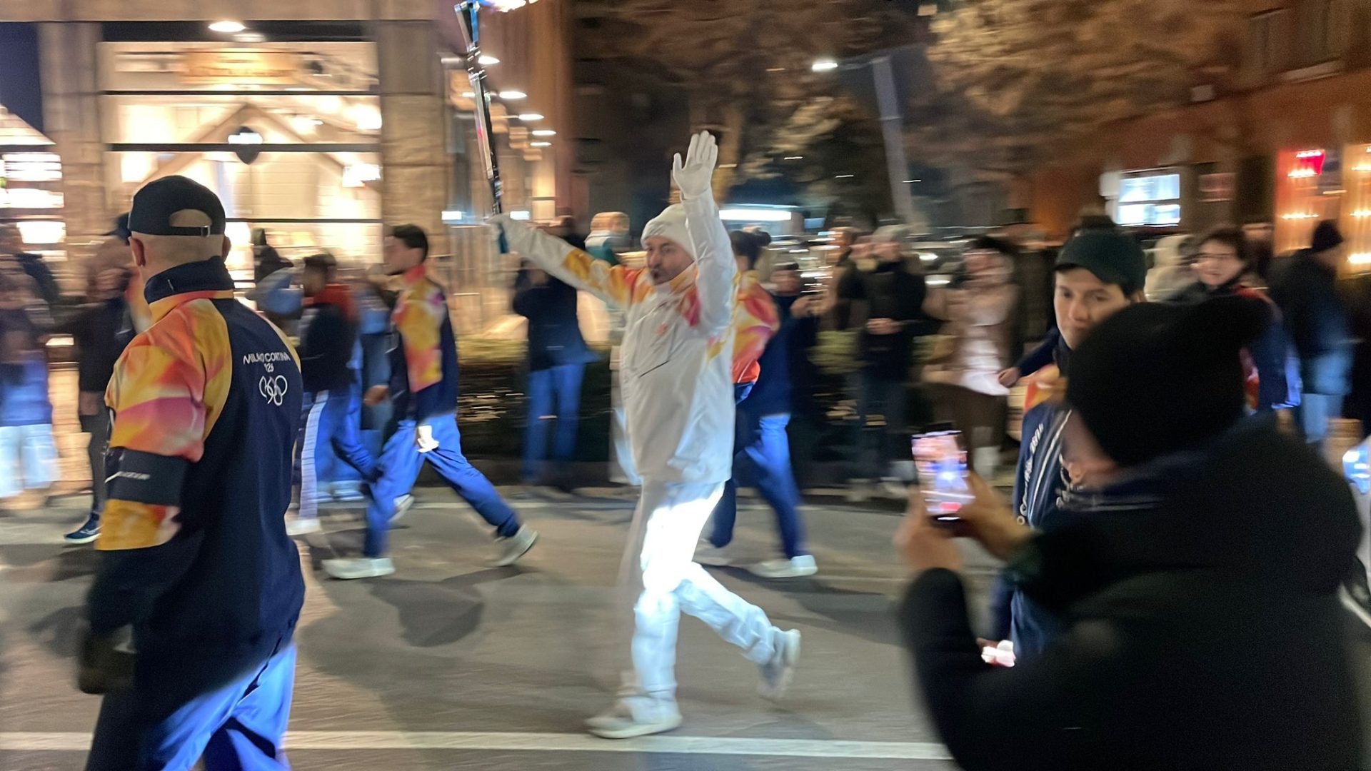 Fiamma olimpica a Verona: un tedoforo