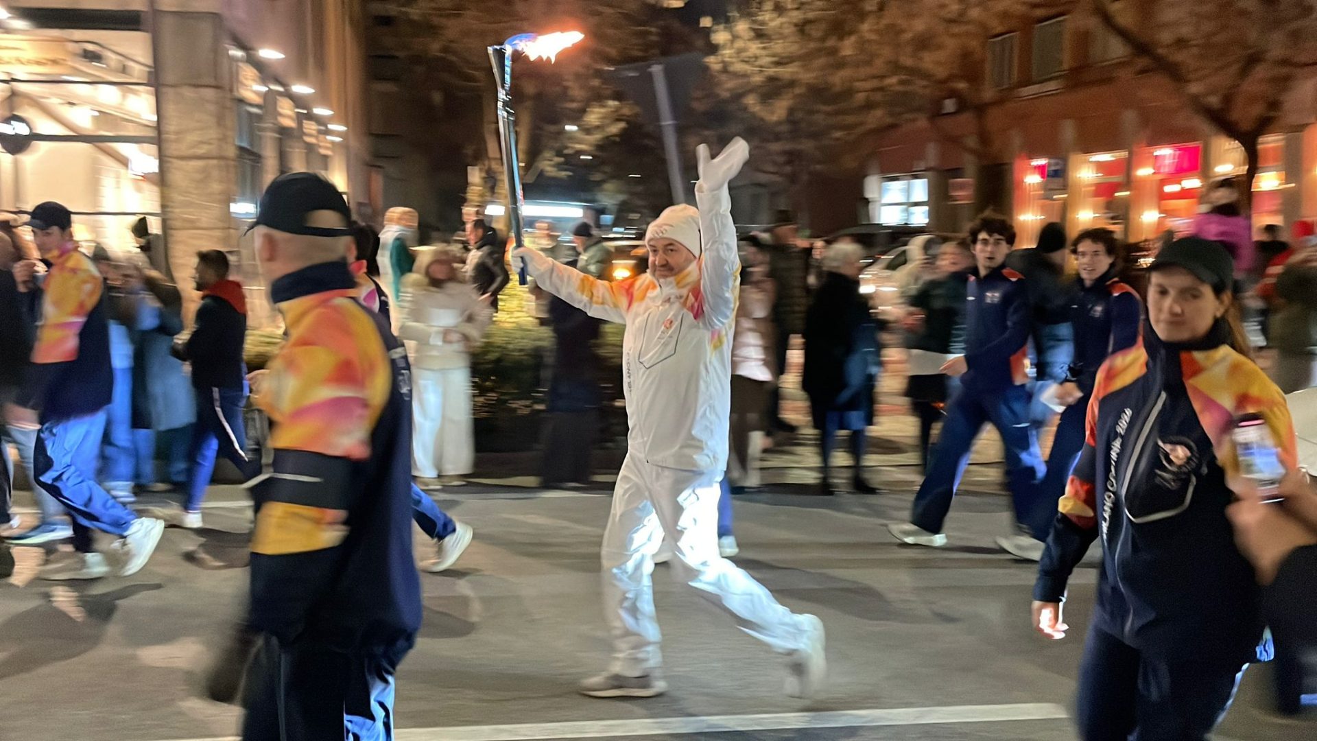 Fiamma olimpica a Verona: un tedoforo