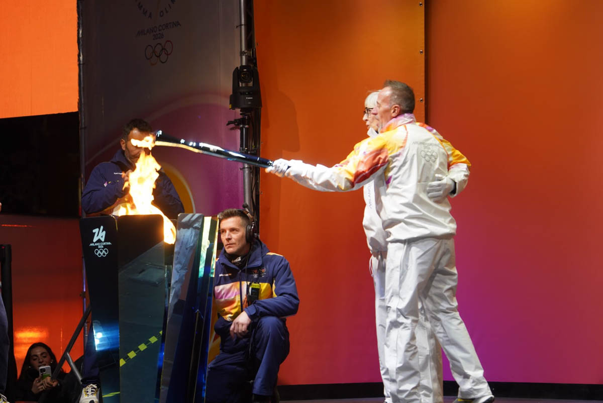 Fiamma olimpica a Verona: l'accensione del braciere in piazza Bra con Sara Simeoni e Fulvio Valbusa